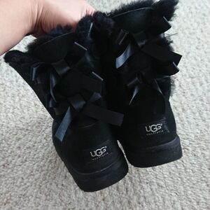 UGG SHORT BAILEY BOW II 2.0 BLACK WATER-RESISTANT SUEDE BOOTS size 5.5
